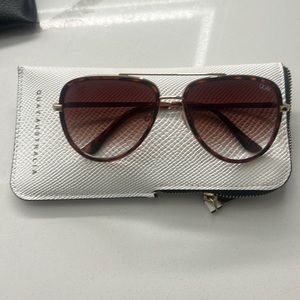 Quay aviator sunglasses w case